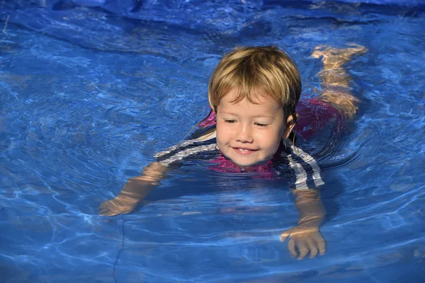 Meisje van de baby is te leren hoe om te zwemmen — Stockfoto