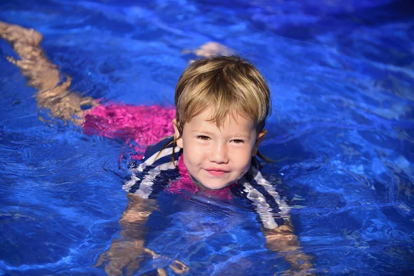 Meisje van de baby is te leren hoe om te zwemmen — Stockfoto