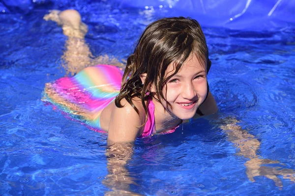 Child is learning how to swim — Stock Photo, Image