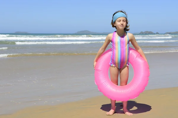 Kid met zwemmen ring op strand — Stockfoto