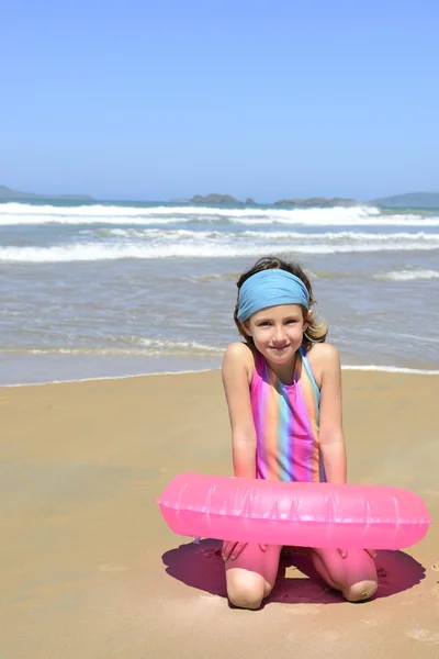 Niño con anillo de natación en la playa —  Fotos de Stock