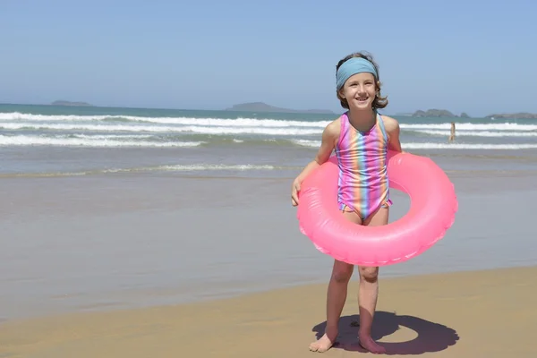 Ragazzo con anello di nuoto in spiaggia — Foto Stock