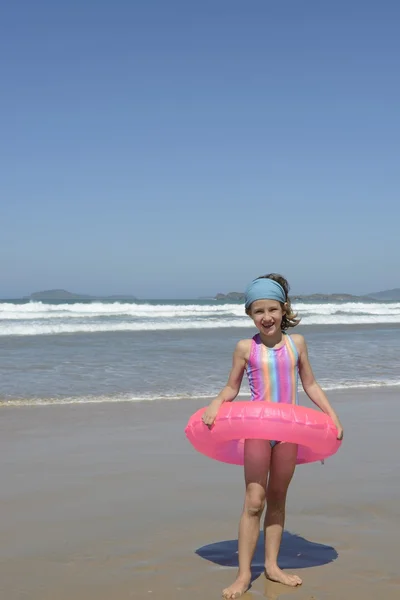 Criança com anel de natação na praia — Fotografia de Stock