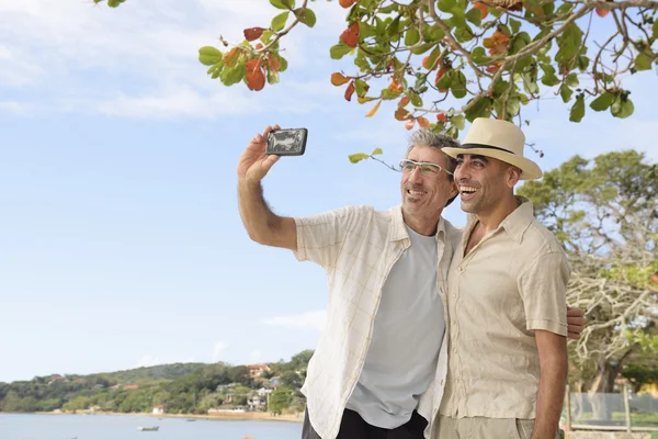 Couple gay prenant un selfie avec téléphone mobile — Photo