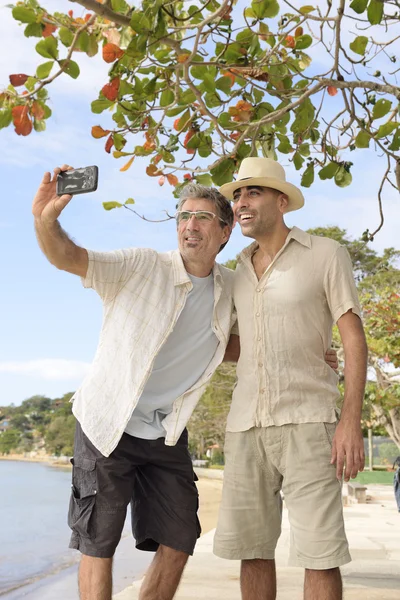 Couple gay prenant un selfie avec téléphone mobile — Photo