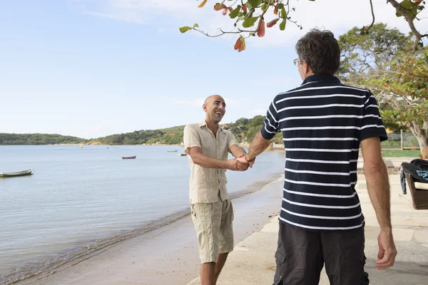 Pareja gay cogida de manos — Foto de Stock