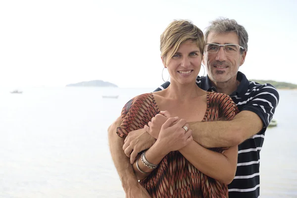 Glückliches Paar im Urlaub — Stockfoto