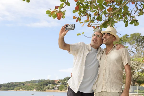Гей пара приймає селфі з мобільним телефоном — стокове фото