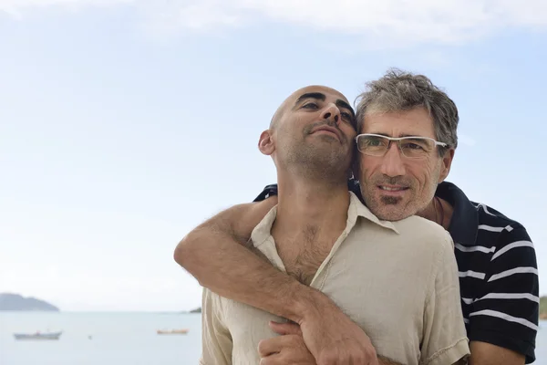 Feliz gay casal no férias — Fotografia de Stock