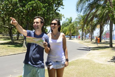 Harita ile mutlu turist Çift