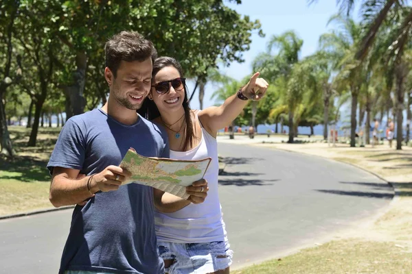 Счастливая пара туристов с картой — стоковое фото