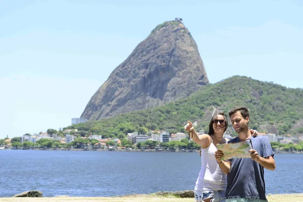 Lycklig turist par med karta — Stockfoto