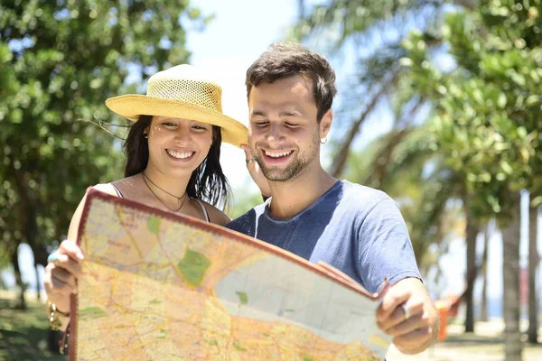 Happy tourist couple with map — Stock Photo, Image