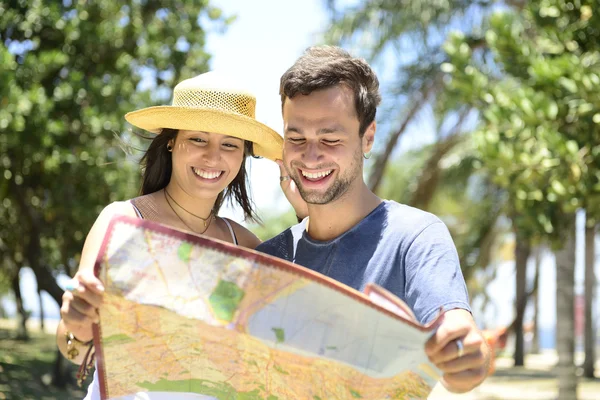 Happy tourist couple with map — Stock Photo, Image