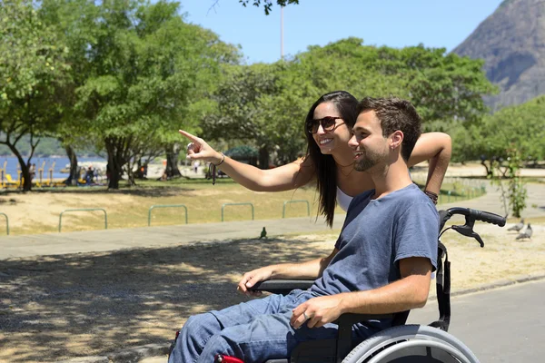 Mężczyzna na wózku inwalidzkim i dziewczyna — Zdjęcie stockowe