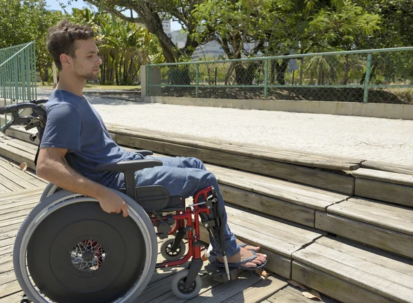 Adam tekerlekli sandalyeye mahkum merdivenleri önünde — Stok fotoğraf