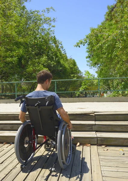 Man in de rolstoel voor trap — Stockfoto