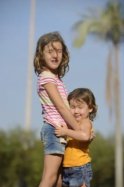 Feliz sonrisa niñas al aire libre en un día soleado — Foto de Stock