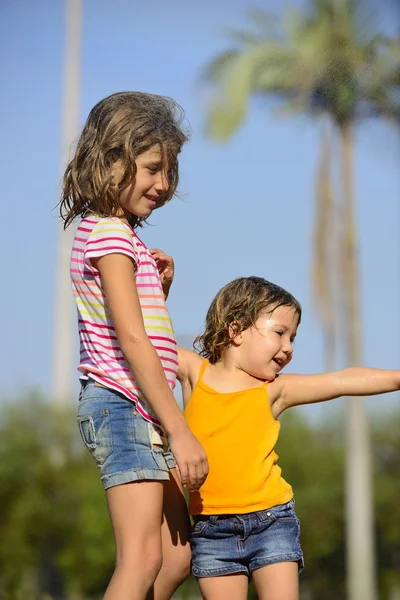 Feliz sorrindo meninas ao ar livre em um dia ensolarado — Fotografia de Stock