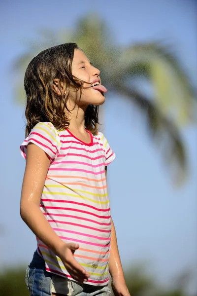 Menina desfrutando da chuva de verão leve . — Fotografia de Stock