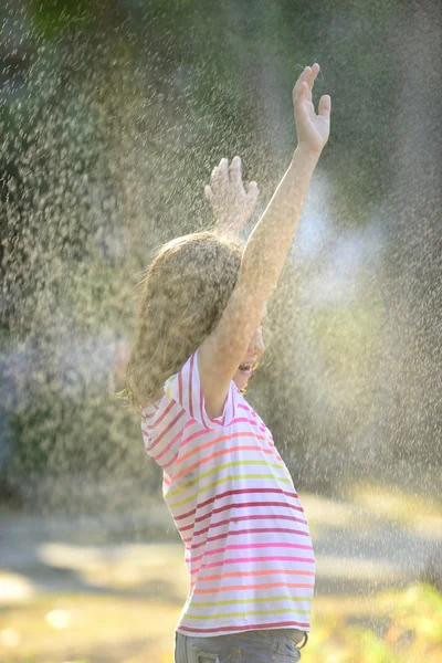 Ragazza godendo la luce pioggia estiva . — Foto Stock