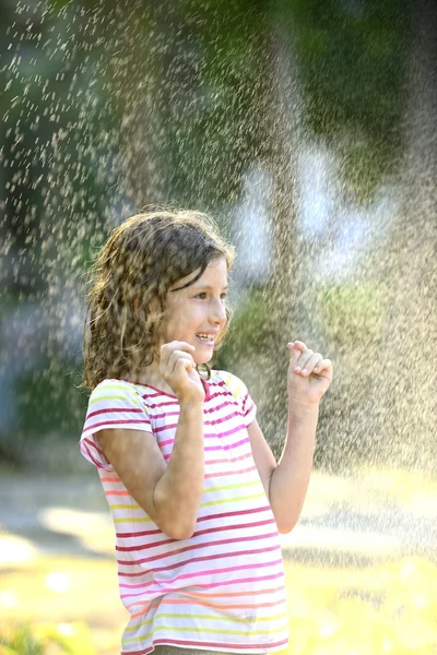 Девушка наслаждается легким летним дождем . — стоковое фото