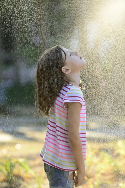 Ragazza godendo la luce pioggia estiva . — Foto Stock