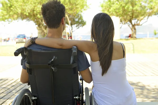 Tekerlekli sandalyedeki adam ve kız arkadaşı Telifsiz Stok Fotoğraflar