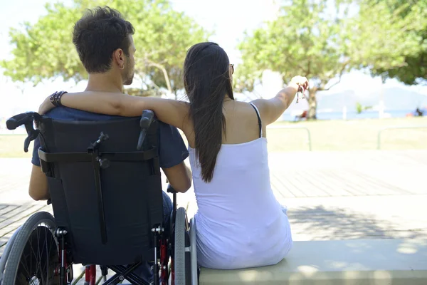 Человек в инвалидной коляске и подруга Стоковая Картинка