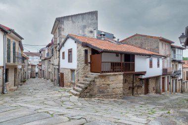Tipik kaldırım taşı sokaklarıyla Allariz manzarası. Allariz İspanya 'nın otonom bölgelerinden biri olan Galiçya' nın Ourense eyaletine bağlı belediyesi..