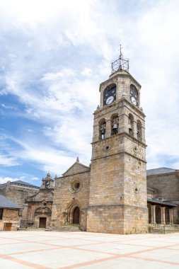 İspanya 'nın Zamora ilindeki Puebla de Sanabria kasabasındaki Santa Maria del Azogue Kilisesi..