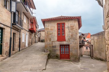 Tipik evleri olan eski Allariz kasabası. Allariz İspanya 'nın otonom bölgelerinden biri olan Galiçya' nın Ourense eyaletine bağlı belediyesi..