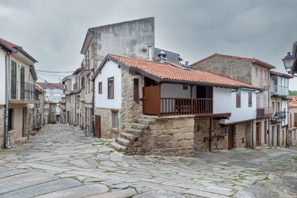Tipik kaldırım taşı sokaklarıyla Allariz manzarası. Allariz İspanya 'nın otonom bölgelerinden biri olan Galiçya' nın Ourense eyaletine bağlı belediyesi..