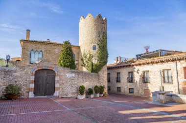 Pella i Forcas, Begur.Bagur 'un savunma kuleleri korsanların ve korsanların saldırılarına karşı korunmak için inşa edildi. 1453' te Bizans 'ın düşüşünden sonra daha da kötüleşen bir tehlike..