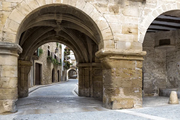 Passage i historiska centrum i Calaceite, Spain — Stockfoto