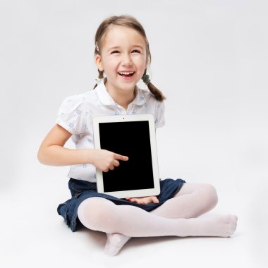 Tablet ile genç kız portresi