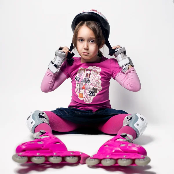 Retrato de criança de esportes emocionais com patins — Fotografia de Stock