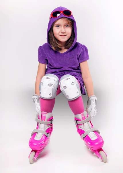 Retrato de criança de esportes emocionais com patins — Fotografia de Stock
