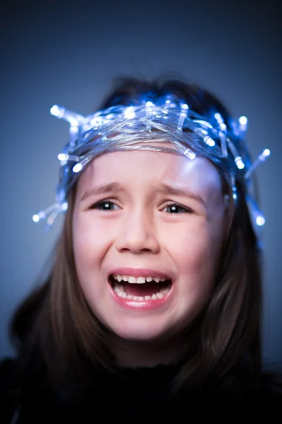 Ritratto di bambina che piange con le luci delle fate — Foto Stock