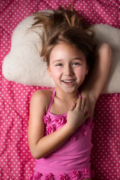 Porträtt av skrattande barn flicka — Stockfoto