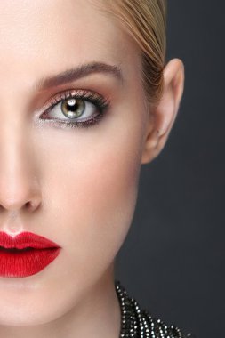 Güzel moda kız portresi yüksek son