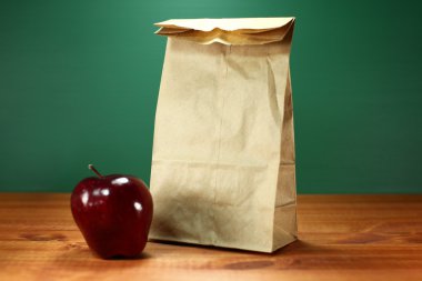 Okul Öğle Yemeği çuval ve Apple bir geri