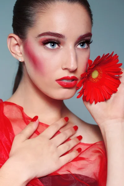 Retrato de uma linda menina da moda — Fotografia de Stock