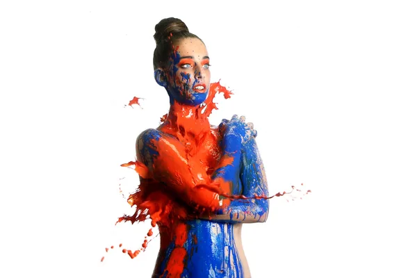 Femme éclaboussée de peinture colorée lumineuse — Photo