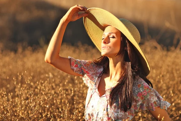 Vacker Kvinna Ett Fält Sommaren Med Hatt — Stockfoto