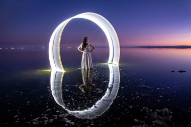 Salton Denizi 'nde Güzel Açık Boyalı Kız