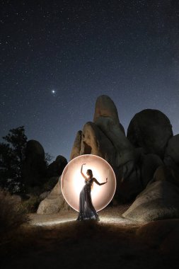 Çöl Ayarlarındaki Yıldızlarla Açık Boyalı Model Pozisyonu