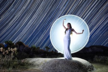 Çöl Ayarlarında Yıldız İzleri ile Açık Boyalı Model Pozisyonu