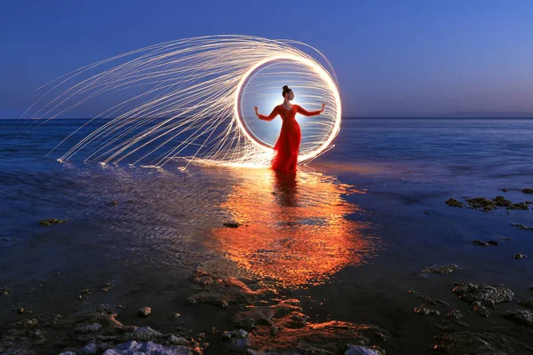 Vuurlicht Schilderen Het Water Met Een Model — Stockfoto