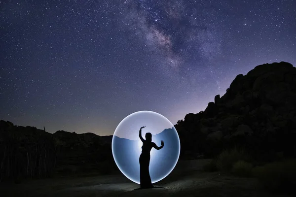 Γυναίκα Φωτεινή Ζωγραφισμένη Τον Νυχτερινό Ουρανό Ποζάρει — Φωτογραφία Αρχείου
